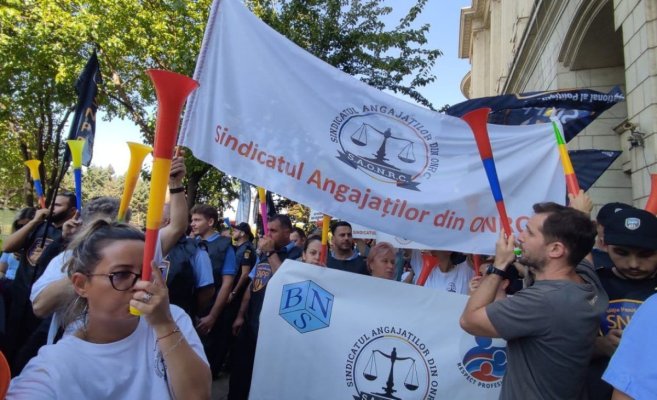 Angajații de la Registrul Comerțului intră în grevă japoneză 