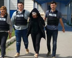 O femeie din Arad, care ţinea în condiţii precare 64 de câini, a fost reţinută