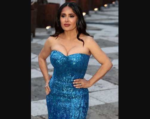 Salma Hayek, probleme cu ținuta! Abia i-au încăput sânii în rochie