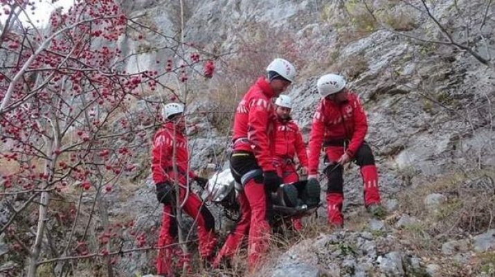 O acțiune de salvare de 12 ore a avut loc în Munții Piatra Craiului, după ce mai mulți turiști s-au rătăcit