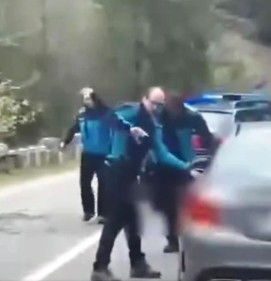Șofer beat prins de polițiști după ce i-a chemat în barul unde băuse