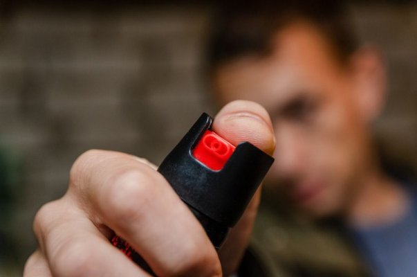 Două eleve au ajuns la spital, după ce au fost atacate de un coleg cu un spray lacrimogen 