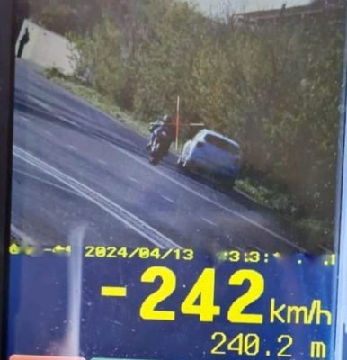 Motociclist surprins de polițiștii constănțeni că „zbura” cu 242 km/h 