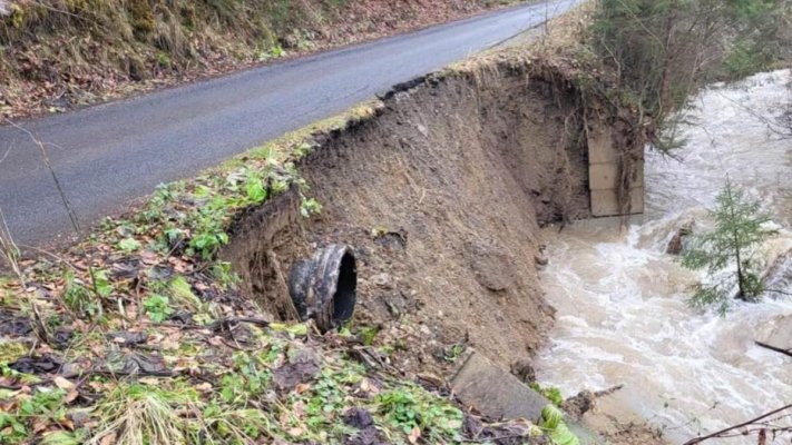 O porţiune din DN74A, surpată ca urmare a precipitaţiilor