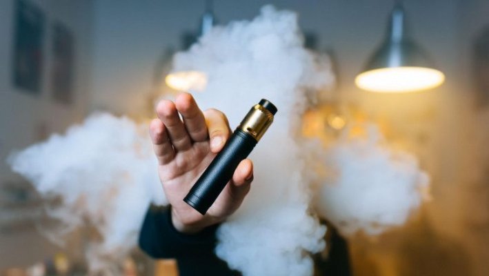Țigările electronice și produsele de vapat pot fi folosite în continuare în spații publice închise