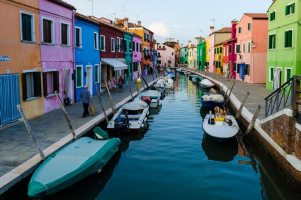 Mai multe orașe din Italia au introdus taxe și restricții pentru turiști