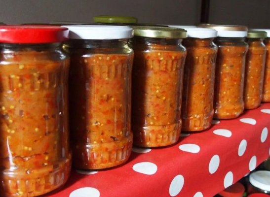 Bucăţi de sticlă, descoperite într-un borcan cu zacuscă produsă în România