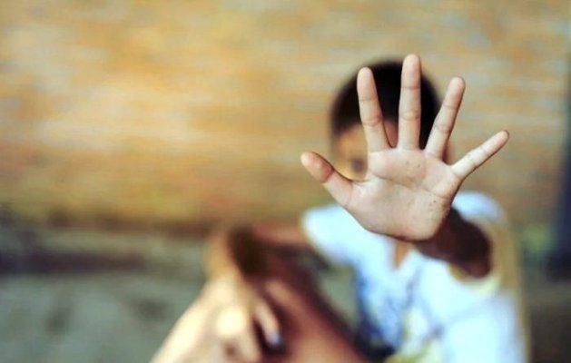 Un profesor și un paznic DGASPC, arestați după ce ar fi violat mai mulți minori