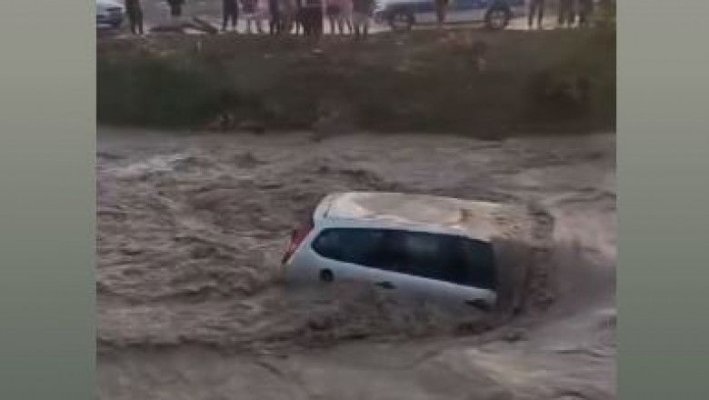 Ploile torențiale și grindina au făcut prăpăd în țară