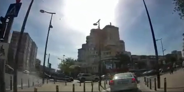 Șicanare în trafic la Casa de Cultură, cu șoferul care a încurcat frâna cu accelerația! Video