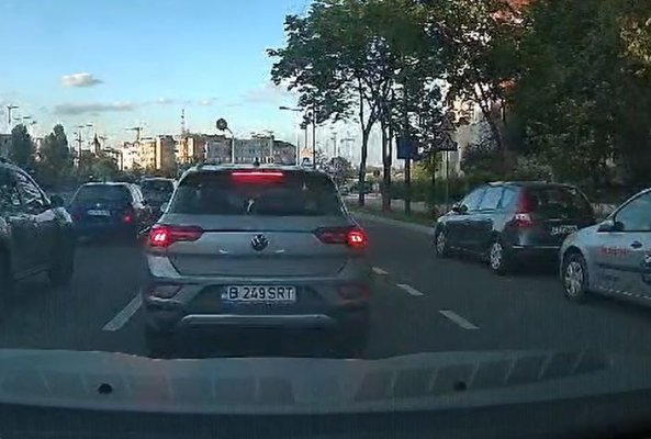 Tot mai multe șicanări în trafic și depășiri periculoase, pe bulevardul 1 Mai. Video