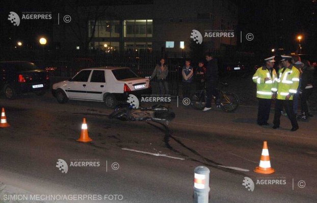 Femeie de 75 de ani, rănită de o motocicletă care a fost acroşată de un autoturism