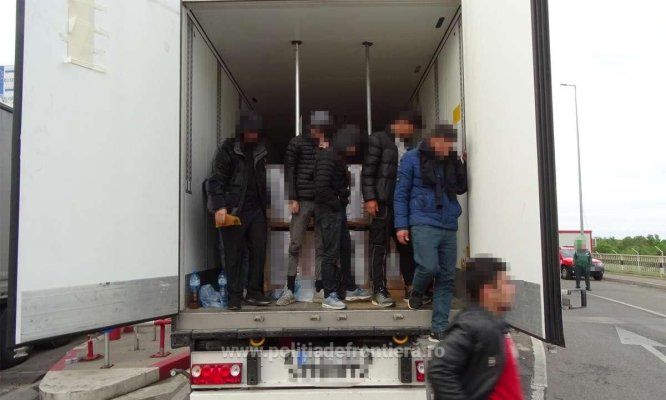 Peste 60 de sirieni ascunși în două TIR-uri, descoperiți în Vama Calafat. Video