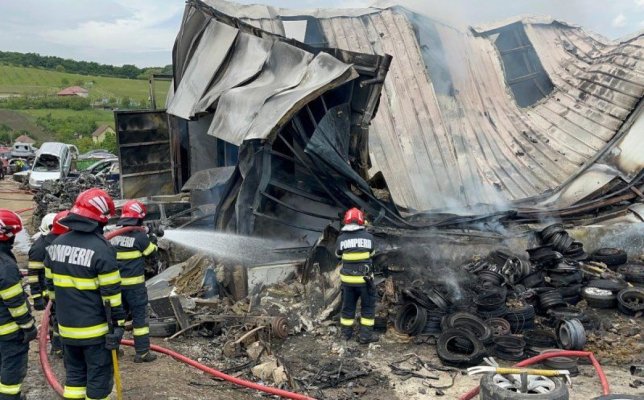 O hală a ars în întregime, în urma unui incendiu violent