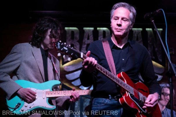  Antony Blinken cântă la chitară într-un bar din Kiev în semn de susţinere a Ucrainei