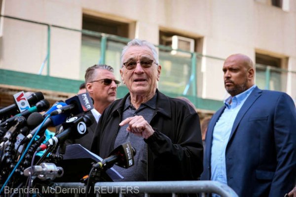  De Niro l-a atacat pe Trump în faţa tribunalului din New York