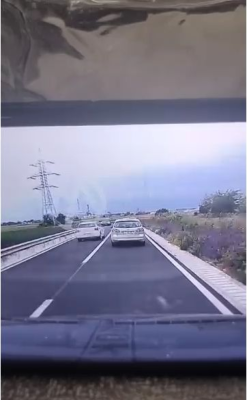 Numai o minune l-a salvat! Un șofer a fost la un pas de tragedie, după o depășire periculoasă. Video