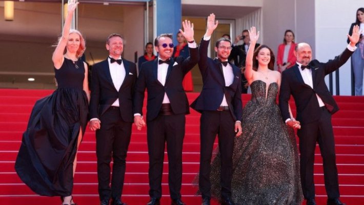 Filmul românesc „Trei kilometri până la capătul lumi“, cel mai bun film pe teme LGBTQ+, premiat la Cannes 