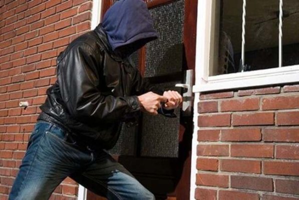 Un hoț a adormit în timpul jafului chiar în patul proprietarilor