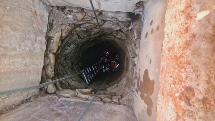Un bărbat de 63 de ani a căzut într-o fântână de 7 metri