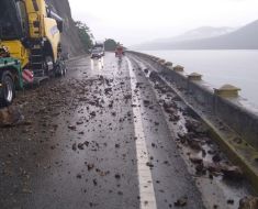 Vremea rea a făcut prăpăd în țară: Drum blocat din cauza căderilor de piatră