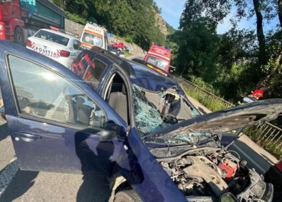 Consilier judeţean PNL, rănit grav după ce un bolovan a căzut pe maşina sa 