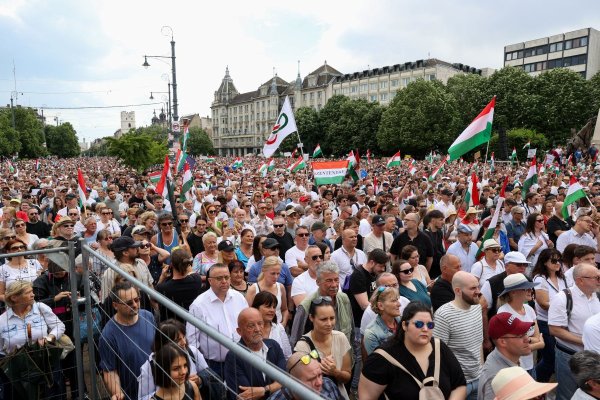Mii de maghiari au manifestat împotriva premierului naţionalist Viktor Orban