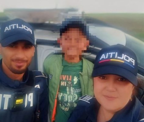 Un copil rătăcit a fost ajutat de polițiști să ajungă acasă