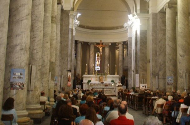 Un bărbat şi o femeie, descoperiţi în timp ce întrețineau raporturi sexuale în biserică
