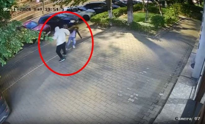 Femeie atacată din senin, pe stradă, de un tânăr. Agresorul a fost reținut. Video