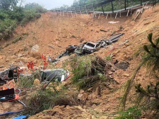 19 oameni au murit după ce o autostradă s-a surpat în sudul Chinei