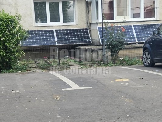 Un constănțean și-a pus panouri solare pe... peretele blocului, în fața geamului! Video