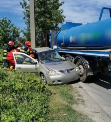 Doi oameni au murit striviți într-un Logan