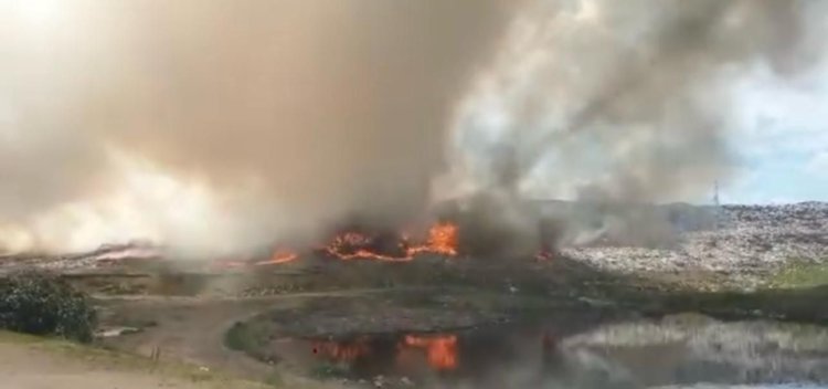 Alertă! Incendiu de proporții la o groapă de gunoi. Video