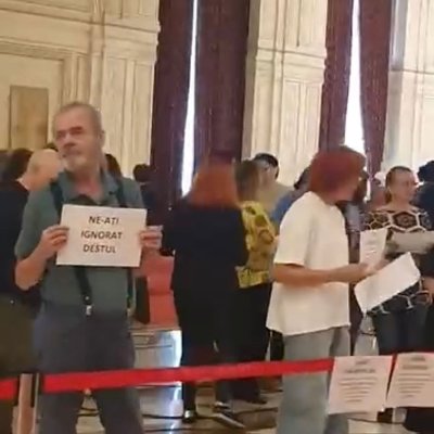 Angajații Parlamentului protestează. Cer salarii mai mari. Video