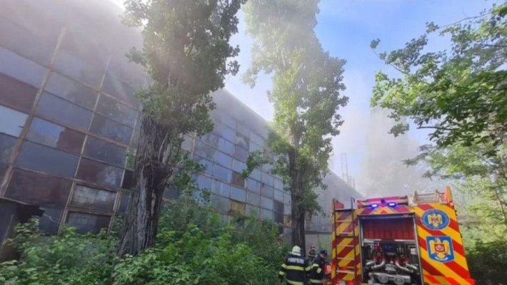 Alertă! Incendiu de proporții la o hală. Ard reziduuri petroliere. Video
