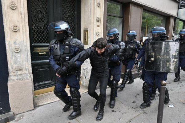 Proteste violente la Paris. Zeci de persoane au fost arestate