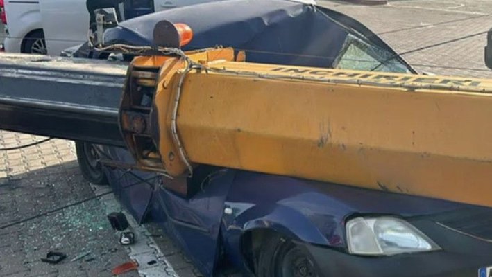 O macara care avea intervenție la niște țevi a căzut peste o mașină în București