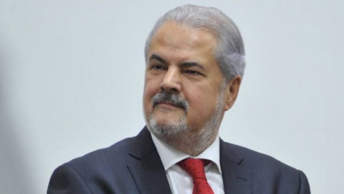 Fostul premier Adrian Năstase s-a trezit cu ursul în curte