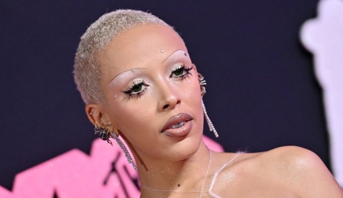 Doja Cat, sexy într-un costum de baie extrem de transparent