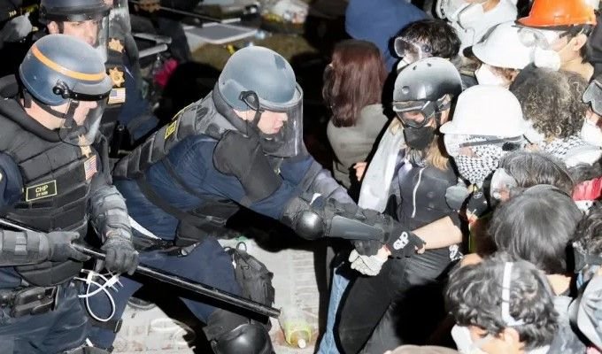 SUA: Sute de poliţişti au evacuat tabăra protestatarilor propalestinieni de la UCLA