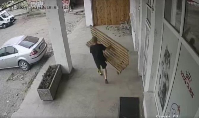 Bărbat filmat când fura o bancă din fața unei clinici veterinare