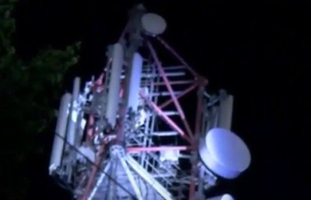 Un ucrainean a amenințat că se aruncă în gol, dacă statul român nu-i dă mai mulți bani. Video