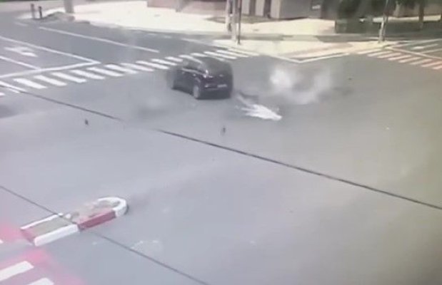 Un motociclist a murit, după coliziunea cu un autoturism care nu i-a acordat prioritate. Video
