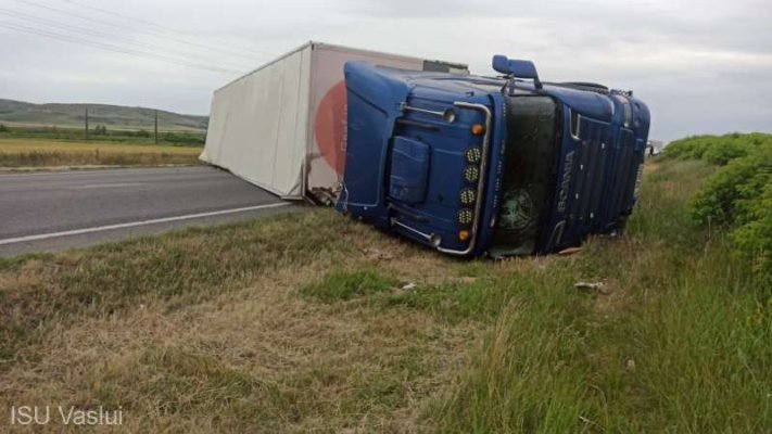 Un TIR s-a răsturnat în apropiere de Bârlad