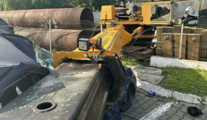 Pericol! Macara prăbușită peste o mașină parcată lângă o benzinărie