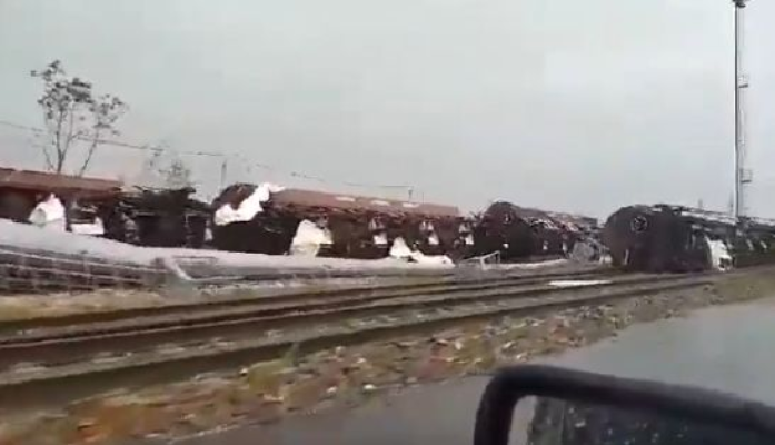 O tornadă care a făcut ravagii în Italia a răsturnat un tren de marfă. Video