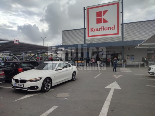 Și-a lăsat BMW-ul pe avarii în fața supermarketului să-și facă cumpărăturile, blocând alte mașini. Video