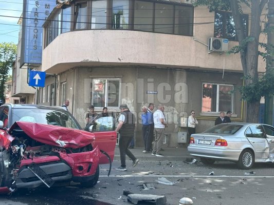 Accident cu 3 mașini implicate, în intersecția străzilor Mihai Viteazu și Decebal . Video