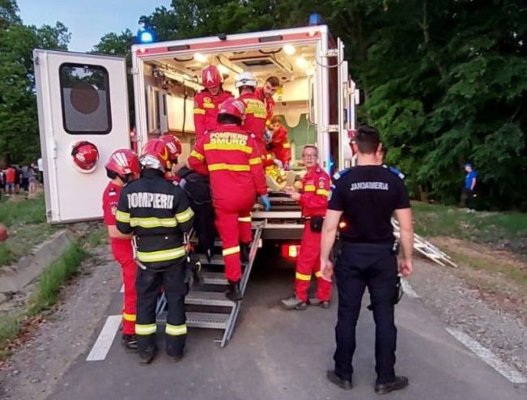 Plan Roșu de Intervenție, activat! O persoană a murit şi 7 au ajuns la spital, după un accident rutier grav